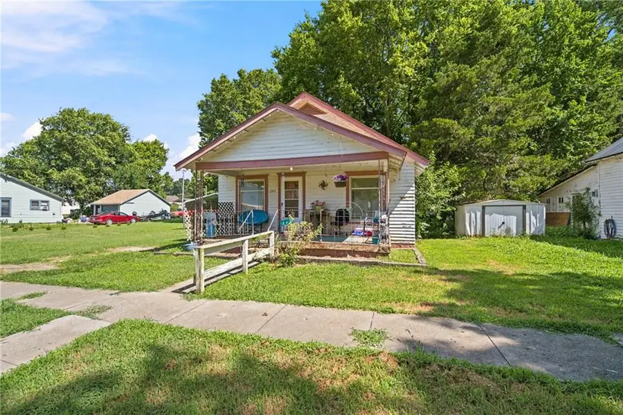 243 E 5th Avenue, Garnett, KS 66032 - #3