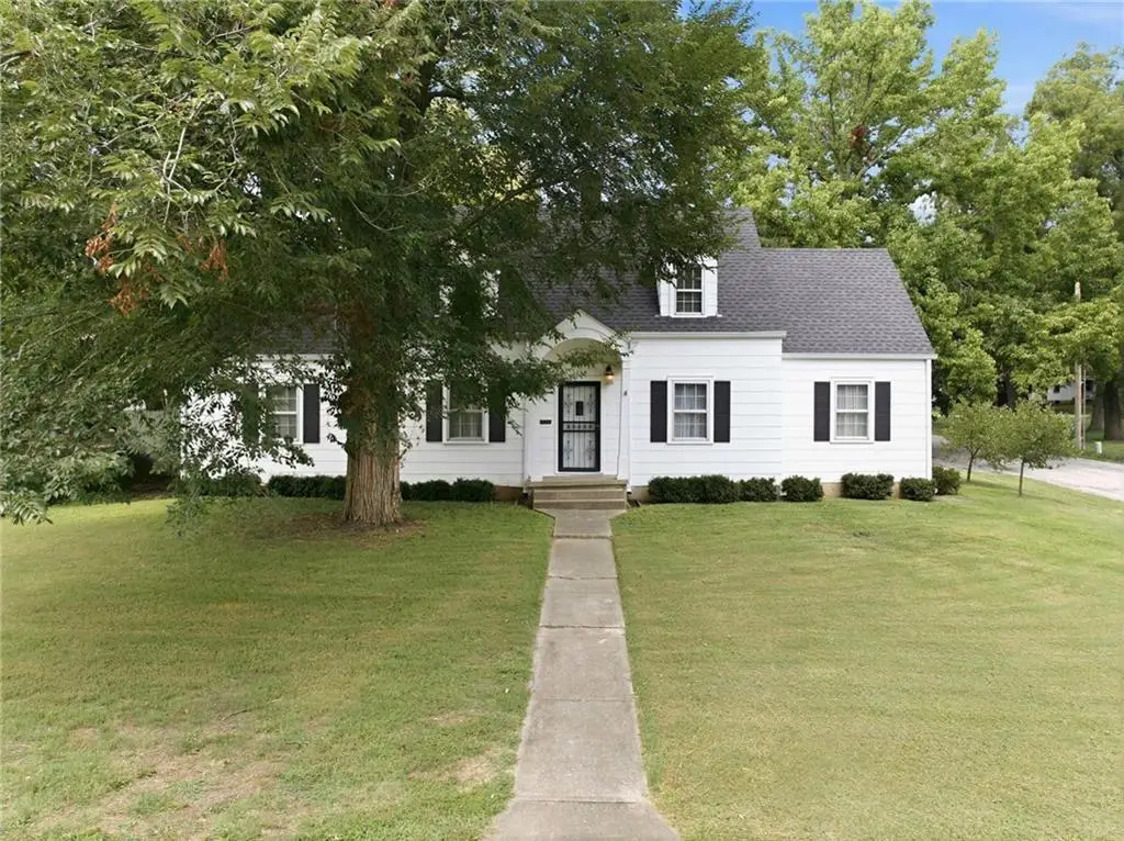 1204 E Walnut Street, Harrisonville, MO 64701 - #1