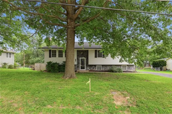 1207 S 104 Street, Edwardsville, KS 66111