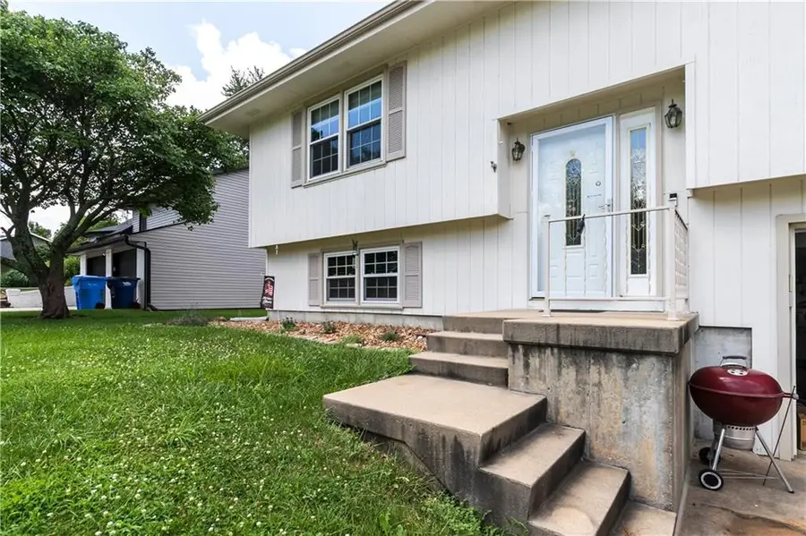1178 S Delaware Drive, Tonganoxie, KS 66086 - #2