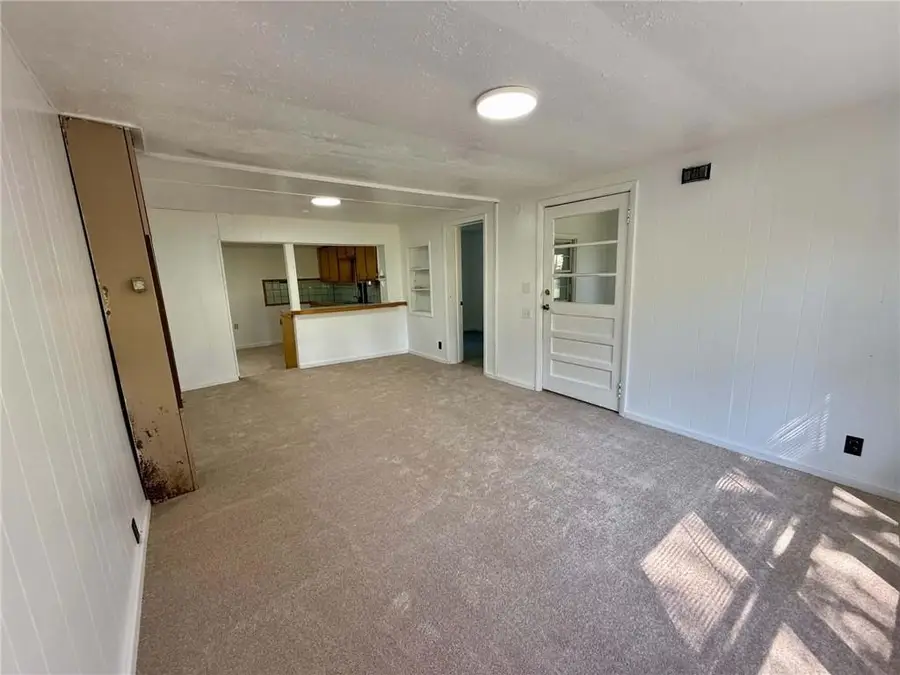 215 W 3rd Street, Tonganoxie, KS 66086 - #2