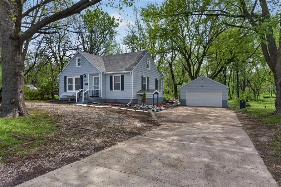 6315 E Red Bridge Road, Kansas City, MO 64134 - #2