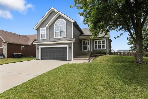10904 N Manchester Avenue, Kansas City, MO 64157