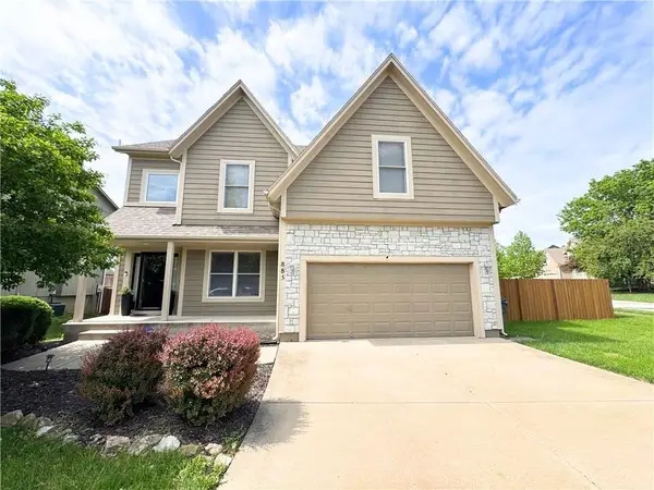 883 S Clearwater Creek Drive, Olathe, KS 66061