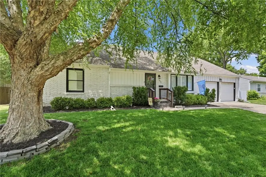 7624 Lamar Avenue, Prairie Village, KS 66208 - #2