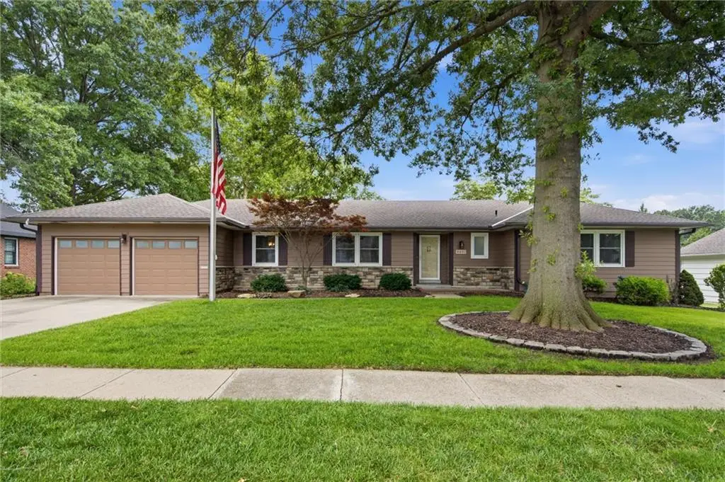 6901 W 101st Terrace, Overland Park, KS 66212 - #1