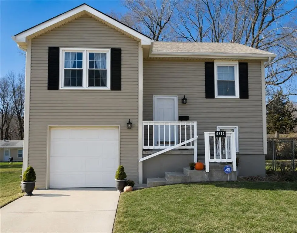418 N Prairie Street, Liberty, MO 64068 - #1