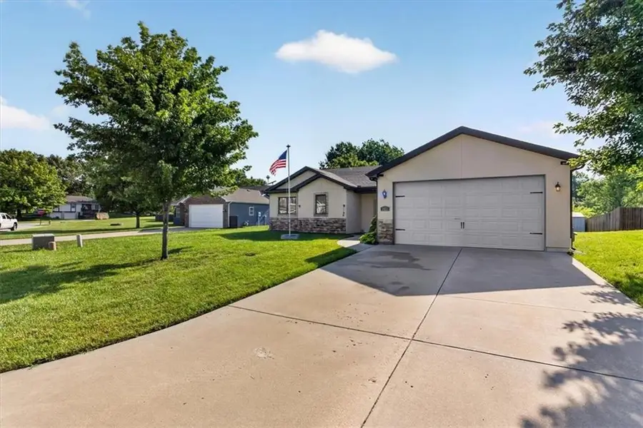 3023 N 157th Street, Basehor, KS 66007 - #2