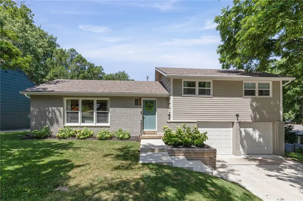8802 Belleview Avenue, Kansas City, MO 64114 - #1