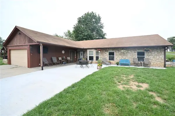 11 Sandy Circle, Dearborn, MO 64439