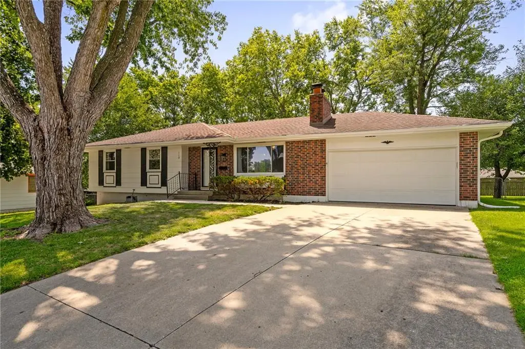 118 E Walnut Street, Blue Springs, MO 64014 - #1