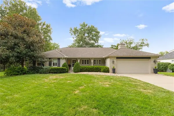 8024 Cherokee Lane, Leawood, KS 66206