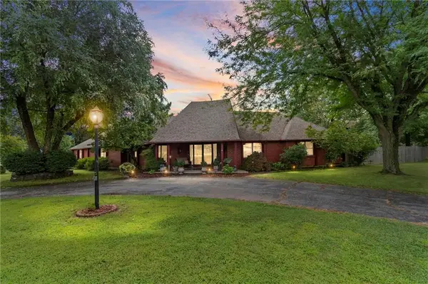 1900 E Arcadia Drive, Clinton, MO 64735