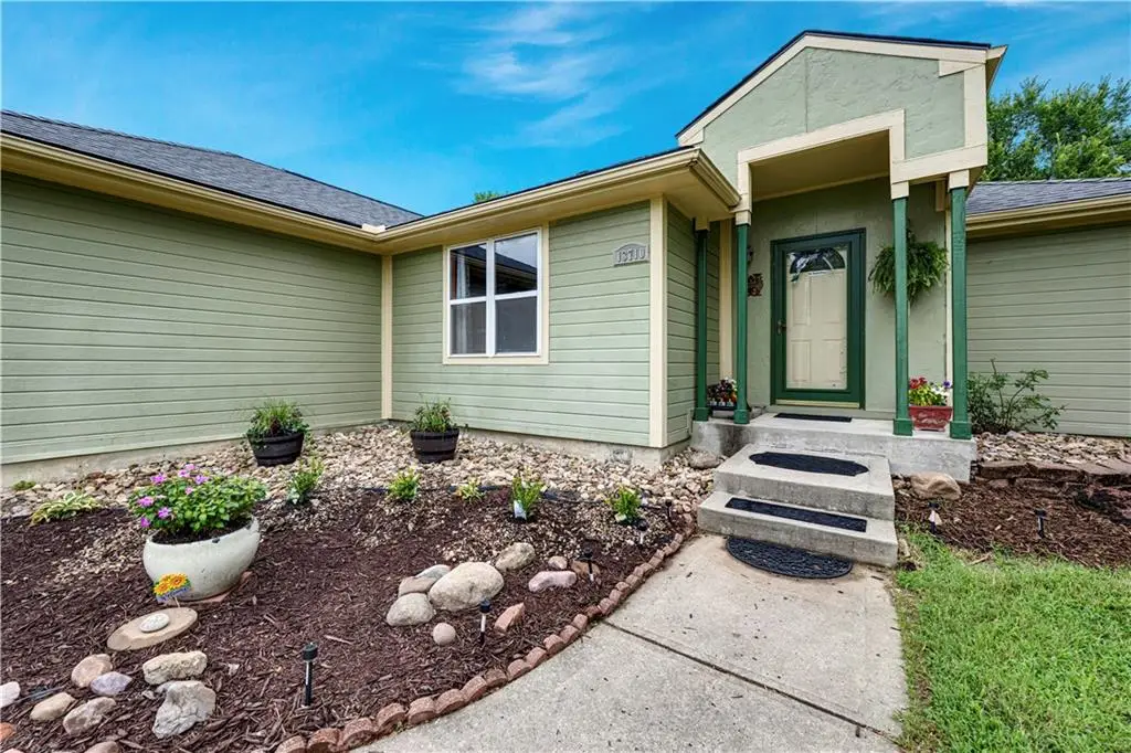 13710 Barber Avenue, Bonner Springs, KS 66012 - #1