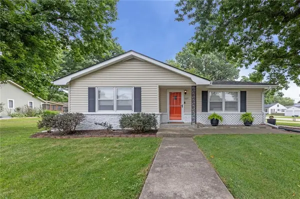 607 S Elm Street, Louisburg, KS 66053
