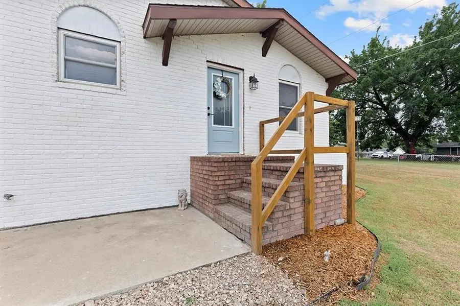 2223 Garfield Avenue, Baxter Springs, KS 66713 - #3