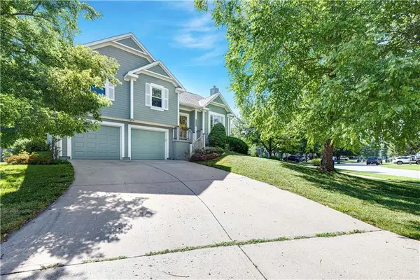 15655 S Apache Street, Olathe, KS 66062
