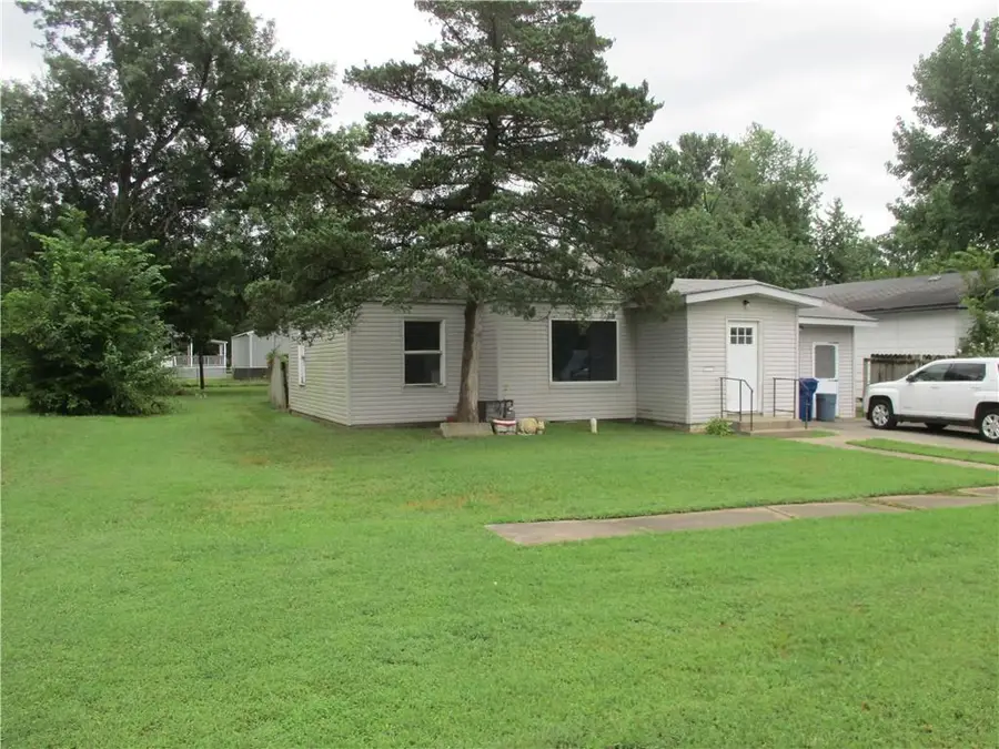 510 S Vermont Avenue, Columbus, KS 66725 - #2
