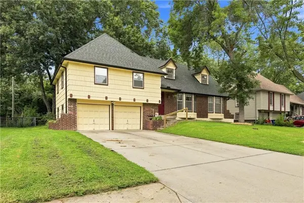 209 SW Victor Drive, Blue Springs, MO 64014