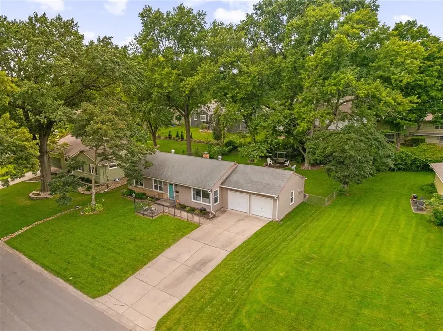 8608 Belleview Avenue, Kansas City, MO 64114 - #2