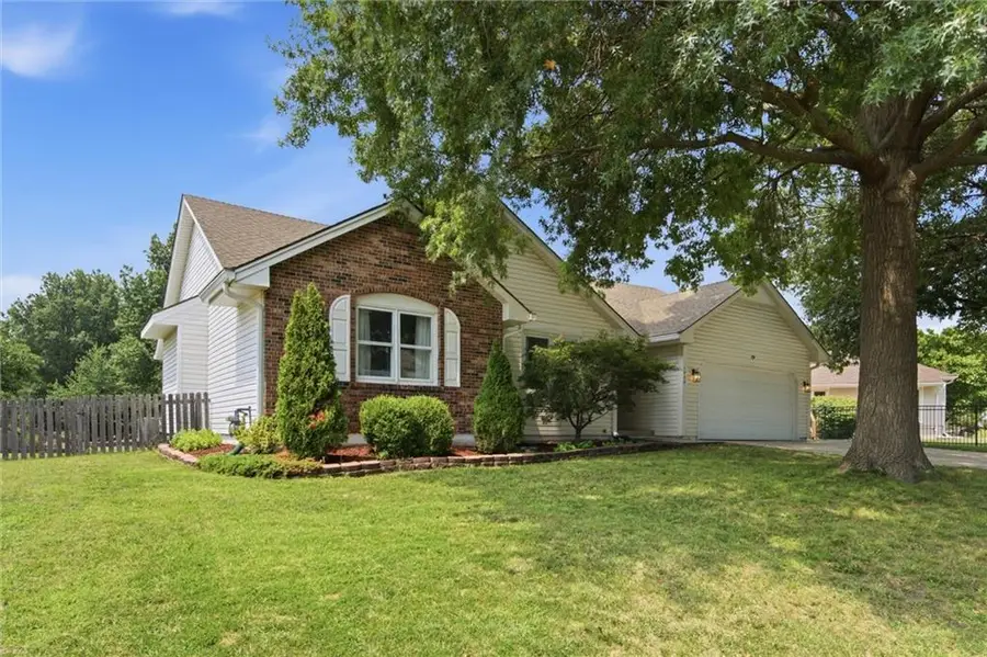 1500 Yorkshire Drive, Lees Summit, MO 64086 - #3