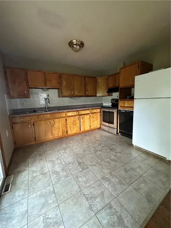 8404 Booth Avenue, Raytown, MO 64138 - #2