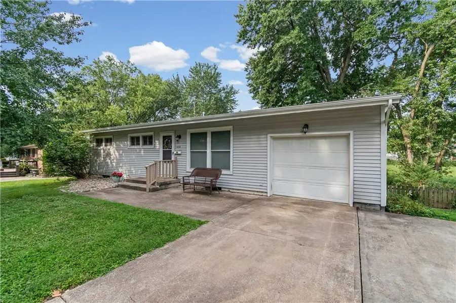 6104 N Euclid Avenue, Gladstone, MO 64118 - #2