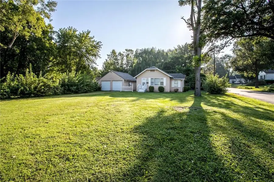 8249 Ward Parkway, Kansas City, MO 64114 - #2