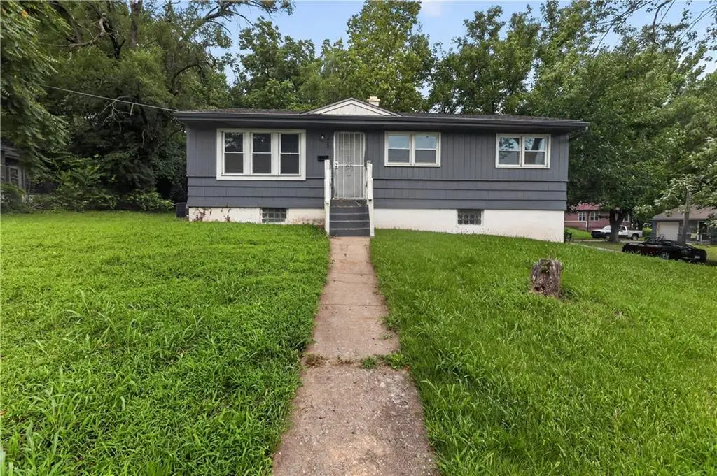 1420 E 82nd Street, Kansas City, MO 64131 - #1