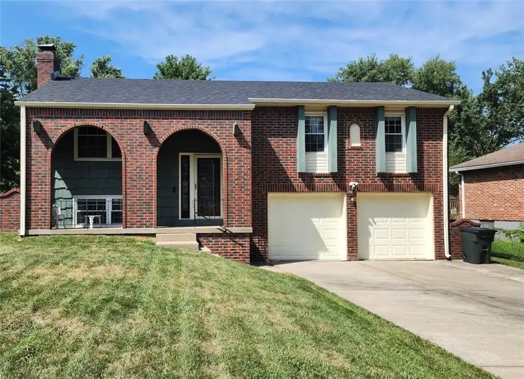 2901 NW Castle Drive, Blue Springs, MO 64015 - #1