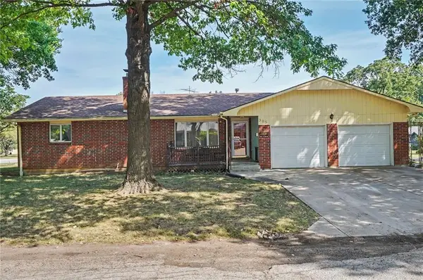 305 E Monroe Street, Garnett, KS 66032