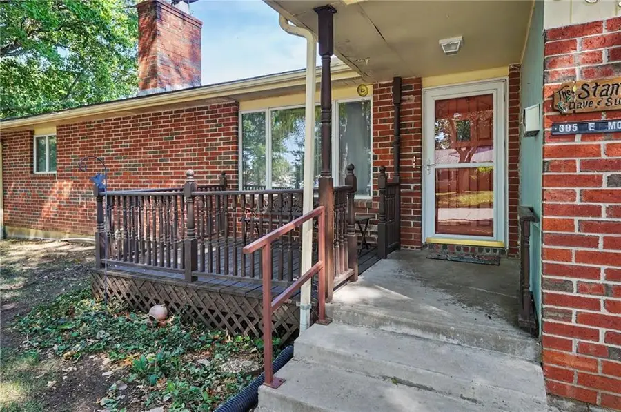 305 E Monroe Street, Garnett, KS 66032 - #2