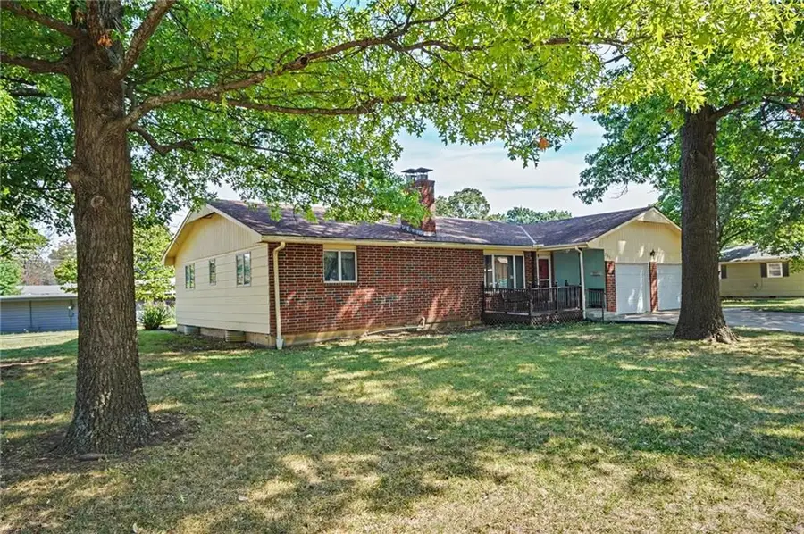 305 E Monroe Street, Garnett, KS 66032 - #3