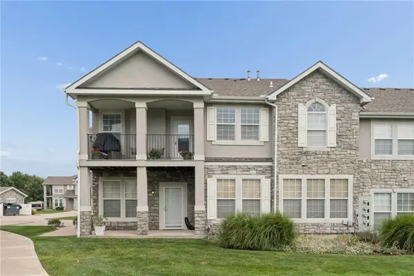 15945 S Crestview Drive, Olathe, KS 66062