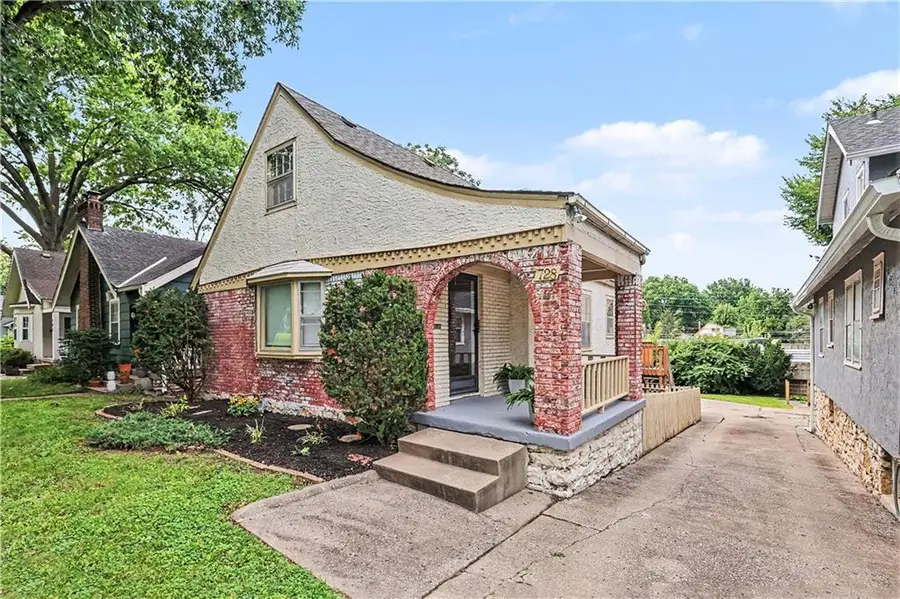 728 E 63rd Terrace, Kansas City, MO 64110 - #2