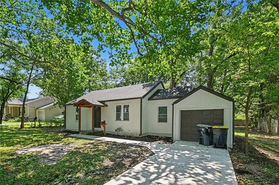11220 Applewood Drive, Kansas City, MO 64134 - #2