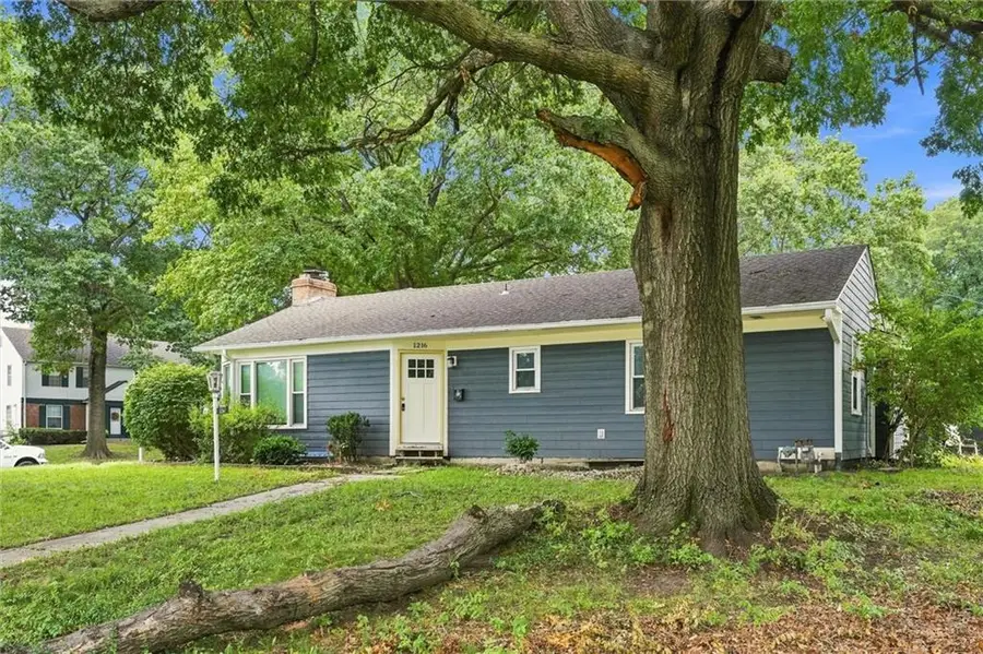 1216 Meadow Lake Parkway, Kansas City, MO 64114 - #2
