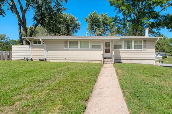 6904 NW Belvidere Parkway, Kansas City, MO 64152