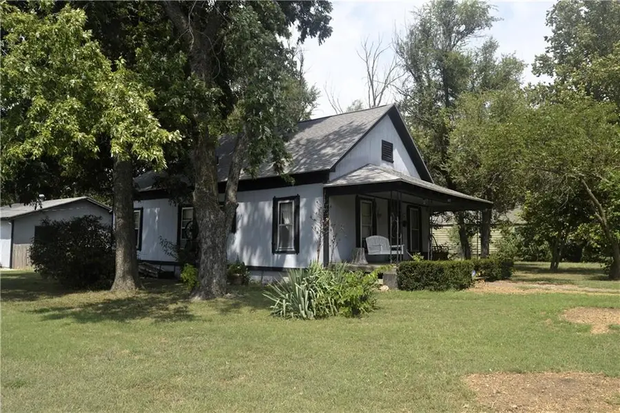 622 S Jefferson Avenue, Iola, KS 66749 - #2