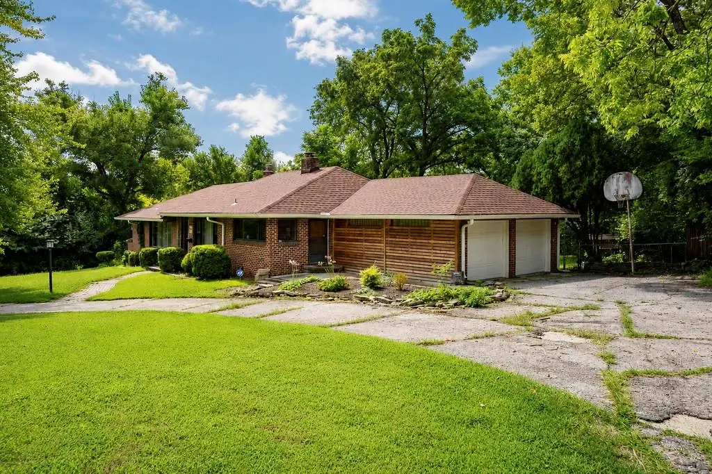 221 E 97th Street, Kansas City, MO 64114 - #1