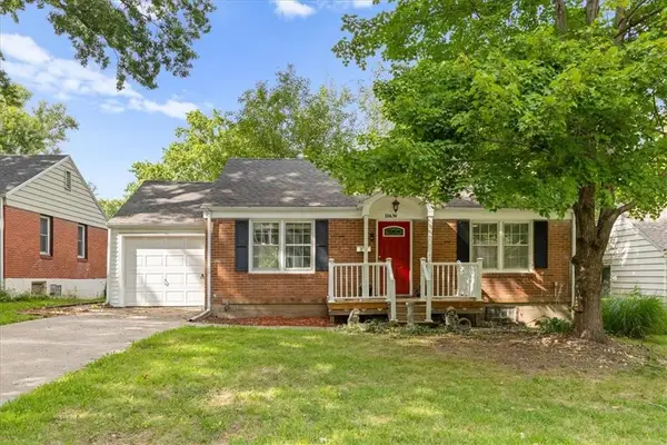 114 W Pocahontas Lane, Kansas City, MO 64114