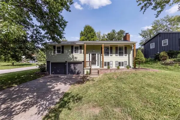 6739 NW Hilldale Drive, Kansas City, MO 64151