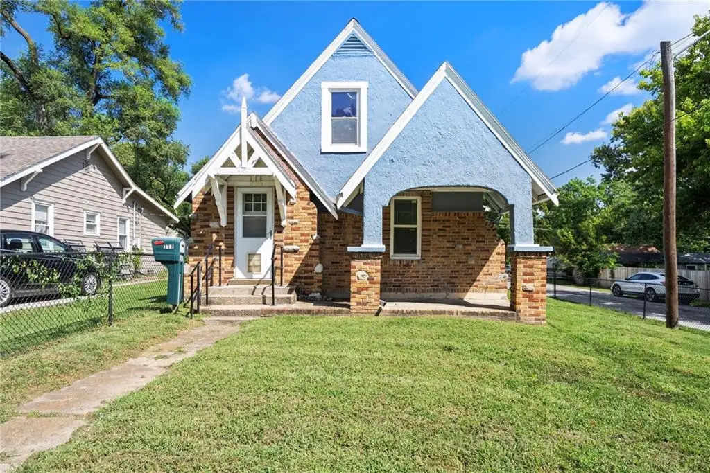 118 E 81st Street, Kansas City, MO 64114 - #1
