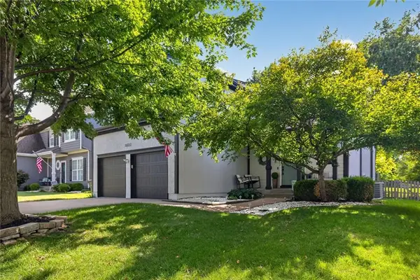 16122 S Stagecoach Drive, Olathe, KS 66062