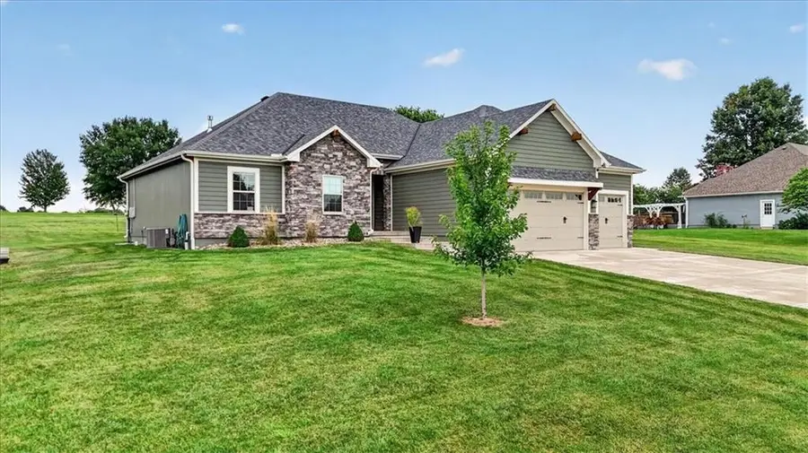 20821 S Jefferson Parkway, Pleasant Hill, MO 64080 - #2