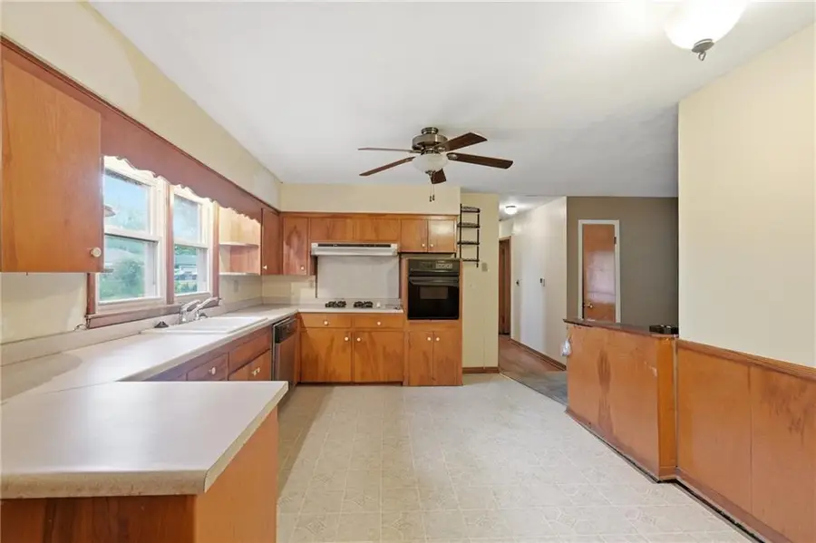 142 W Shawnee Street, Gardner, KS 66030 - #3
