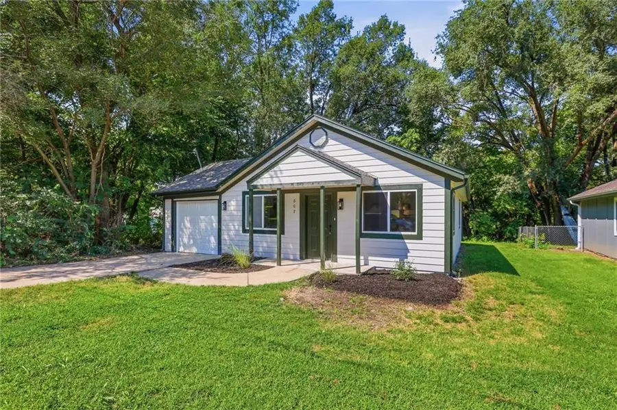 607 N Chestnut Street, Olathe, KS 66061 - #2