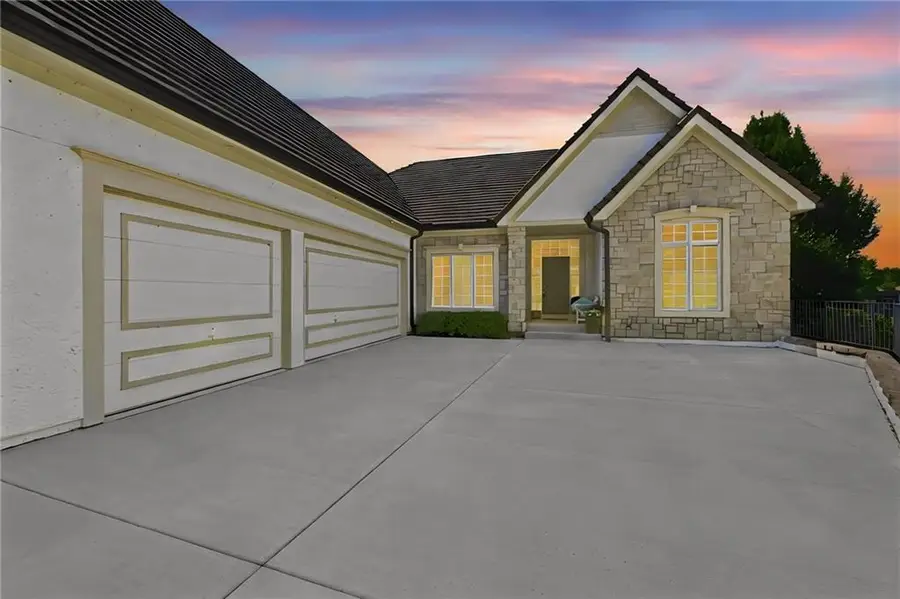 6605 Royal Court, Parkville, MO 64152 - #3