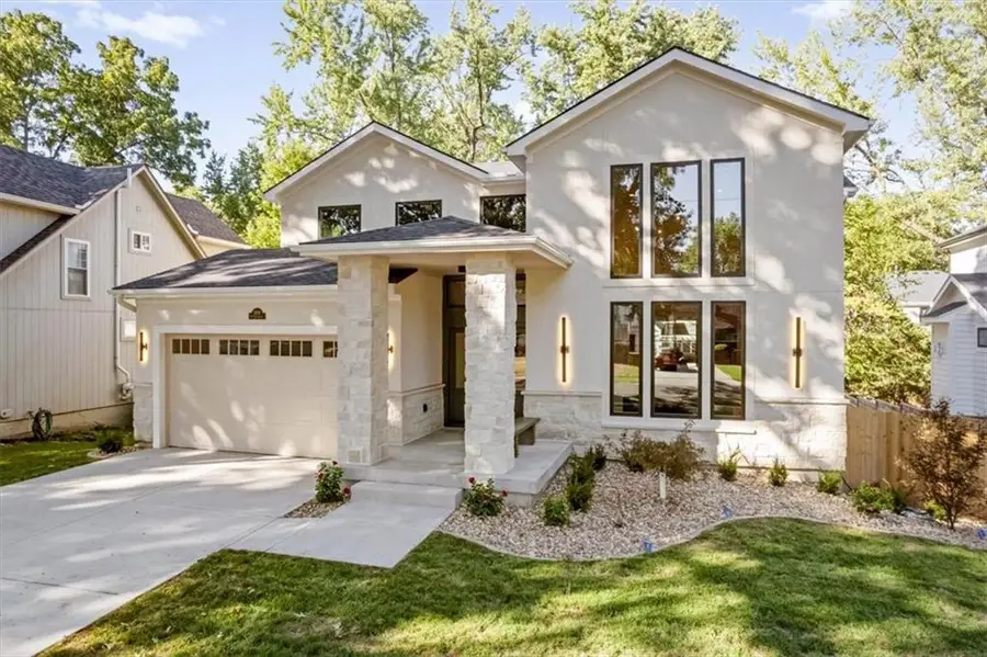 5024 W 72nd Street, Prairie Village, KS 66208 - #2