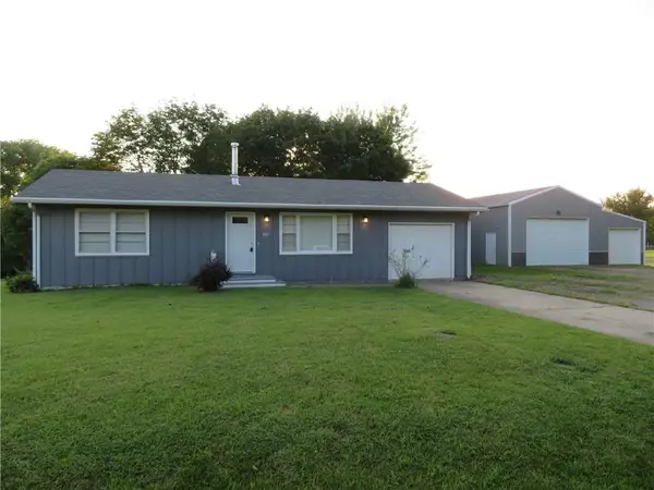 8867 Hilltop Road, Ozawkie, KS 66070